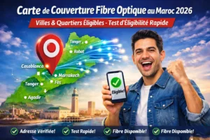 Carte de couverture fibre optique au Maroc 2026 avec villes et quartiers éligibles FTTH, marqueur GPS sur Casablanca et utilisateur heureux vérifiant son éligibilité fibre via smartphone.